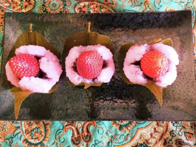苺入り桜もち(チューリップ型)の写真