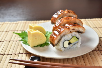 栄養満点！一口サイズのうなぎロール寿司の写真