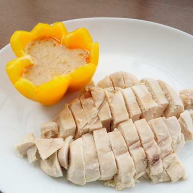 鶏胸肉のレンチン蒸し＆パプリカソース添えの写真