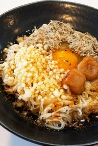 ごま油☆ぶっかけ素麺(揚げ玉＆梅＆昆布)