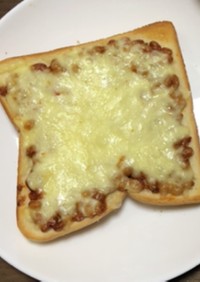 簡単ハリッサ納豆チーズトースト