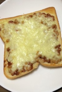 簡単ハリッサ納豆チーズトースト