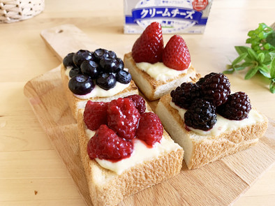 レアチーズトースト★4種のミックスベリーの写真
