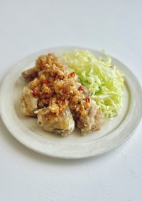 揚げ焼きで簡単、ピリ辛香味ダレの油淋鶏。