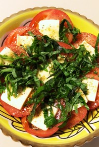 トマトとモッツァレラチーズ、大葉のサラダ