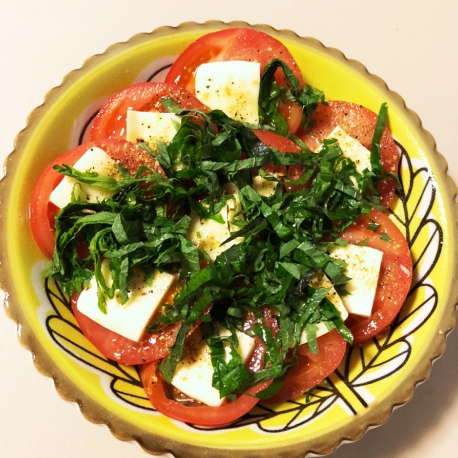 トマトとモッツァレラチーズ、大葉のサラダの画像