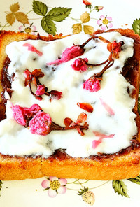 お花見気分♥️ヨーグルトと餡の桜トースト