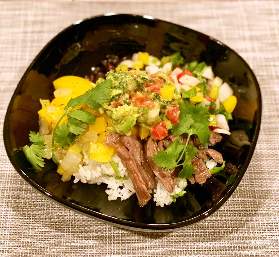 ケール、黒豆、アボカドのブリトーボウルのレシピ