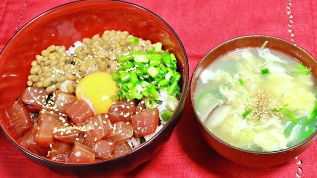 漬けマグロでばくだん丼と白身の卵スープ レシピ 作り方 By 見習い猫さん クックパッド 簡単おいしいみんなのレシピが360万品