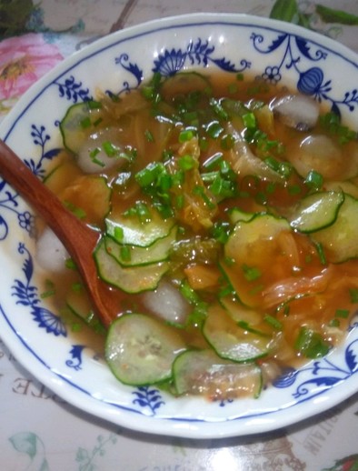 キムチと胡瓜の韓国風冷製スープの写真
