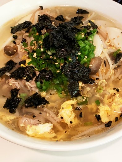 韓国風もやしとトックのスープの写真