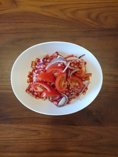 トマトとざくろのサラダの写真