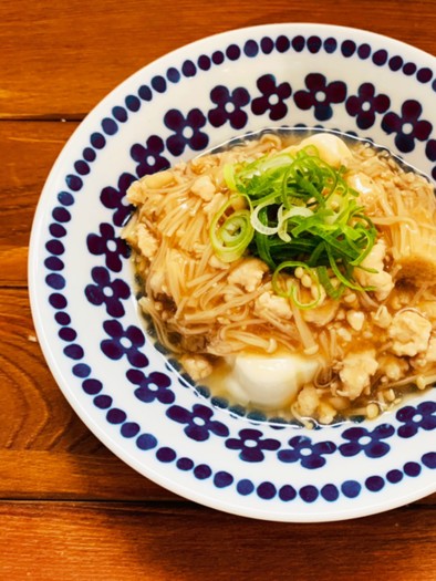 鶏そぼろとエノキの餡掛け豆腐の写真