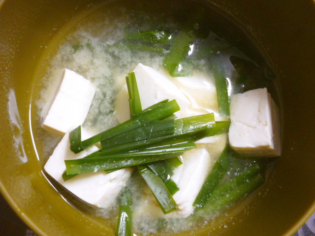 にらと豆腐のお味噌汁の画像