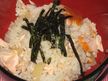 鮭チラシ寿司たくあん入りの画像