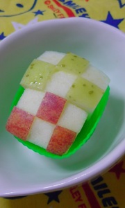 お弁当に♪りんごの飾り切り◇格子◇の写真