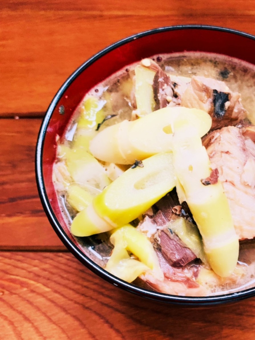 信州の郷土料理根曲がり竹と鯖缶の味噌汁♡の画像