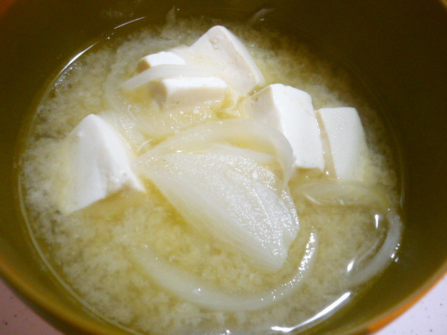 玉ねぎと豆腐のお味噌汁の画像