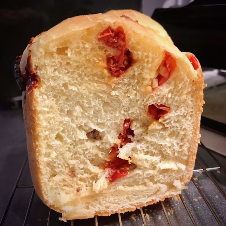 ドライトマトとアンチョビ食パン(HB)の画像