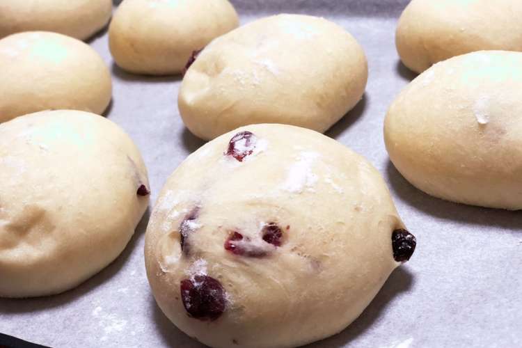 白パン クランベリークリームチーズパン レシピ 作り方 By Aym29yim クックパッド 簡単おいしいみんなのレシピが366万品