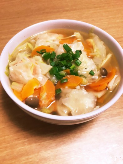野菜タップリ海老ワンタンスープの写真