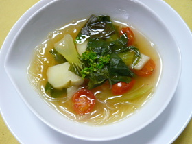 青梗菜とプチトマトの春雨スープ