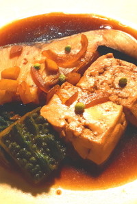 銀鱈の煮つけ　ゴーヤ、豆腐、発酵玉葱