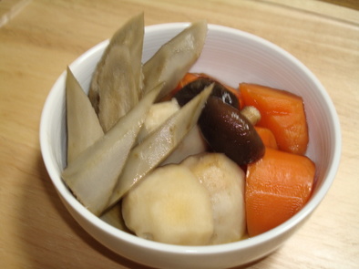 里芋とごぼうの煮物の写真