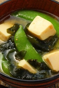 スナップえんどう・豆腐・わかめのお味噌汁
