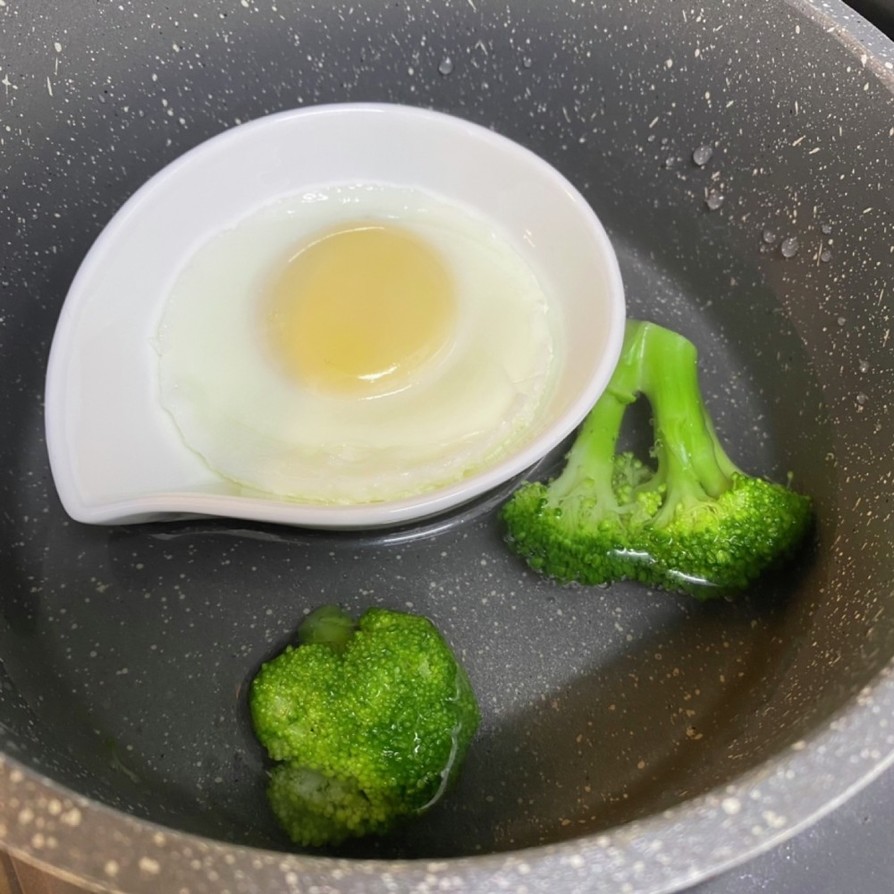 蒸し卵と茹でブロッコリー　同時調理の画像
