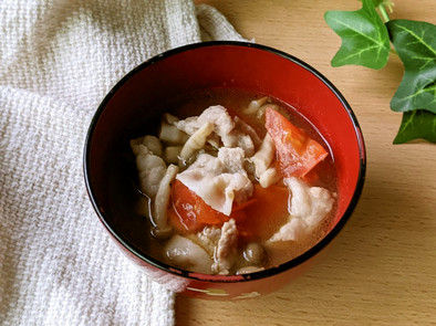 豚バラ肉としめじの中華トマトスープの写真
