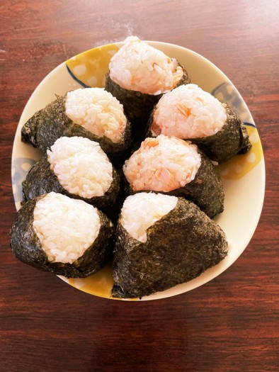 ７分付き米で2種おにぎり★ツナマヨと鮭★の写真