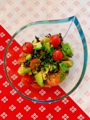 ミニトマト、アボカド、ひじきのサラダの写真