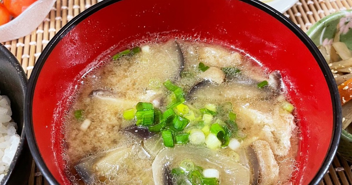 隠し味が旨い なす玉ねぎと椎茸のお味噌汁 レシピ 作り方 By センとラスカ クックパッド 簡単おいしいみんなのレシピが357万品