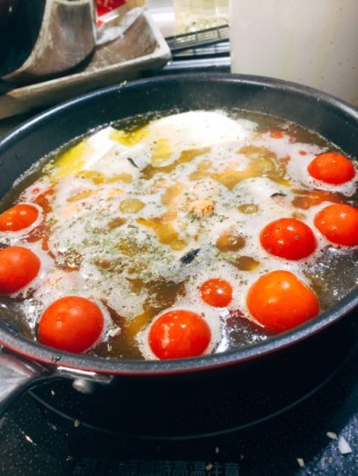 海老・タコ・チーズ・トマトのアヒージョの写真