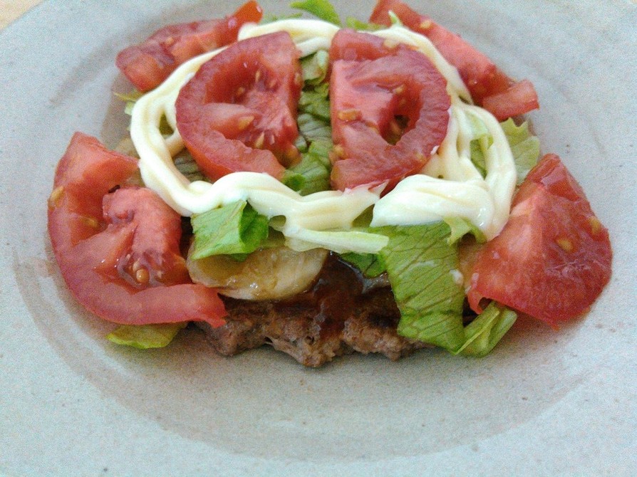 バーガー風サラダのせ薄焼きハンバーグの画像