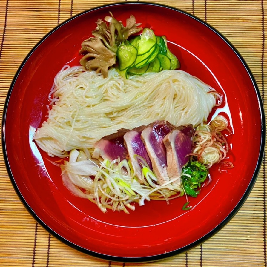 薬味たっぷり鰹のたたき舞茸出汁素麺の画像