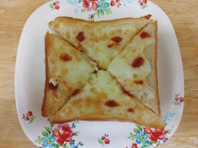 簡単で美味しい！食パンでピザ風トーストの写真