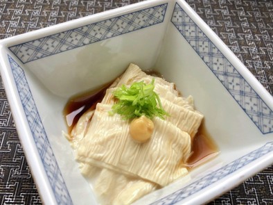 生湯葉刺身☆麺つゆ・辛子・ねぎを添えての写真