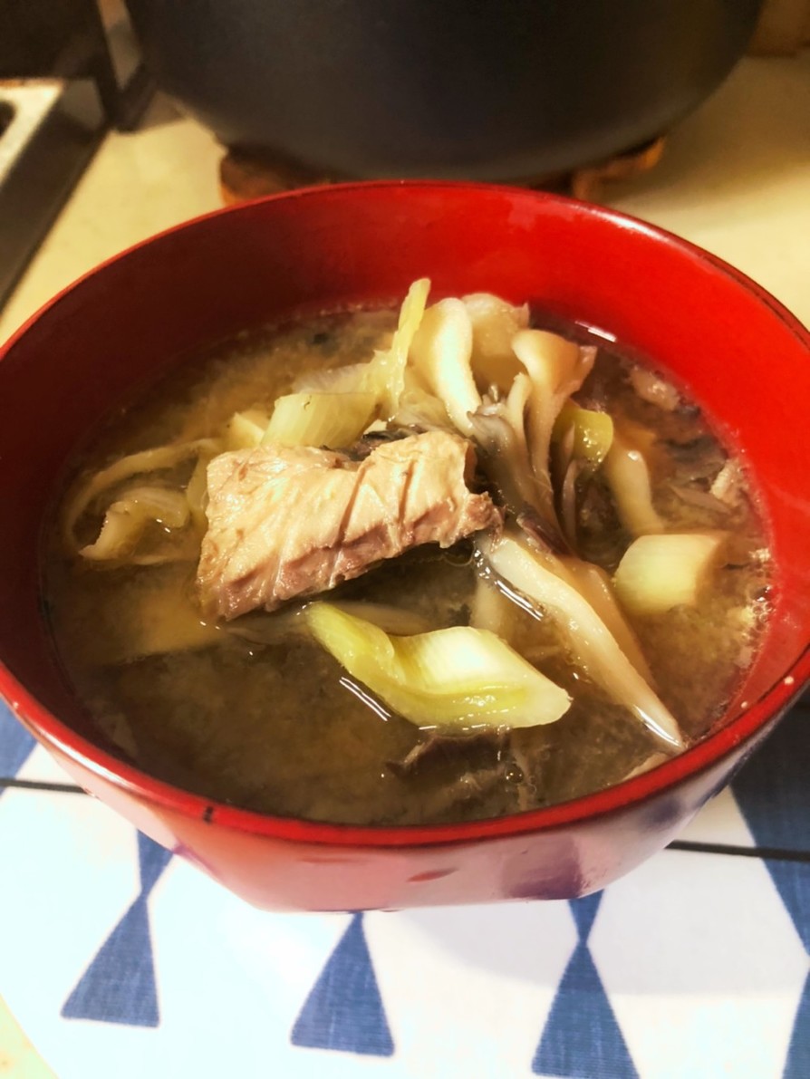 サバ缶と舞茸と焼き海苔プラス健康味噌汁の画像