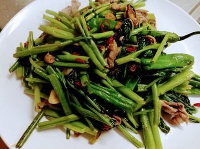 牛肉と三種の青野菜の中華炒めの写真