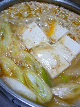 寒い日のお鍋♪　ピリ辛ごま味噌鍋の画像