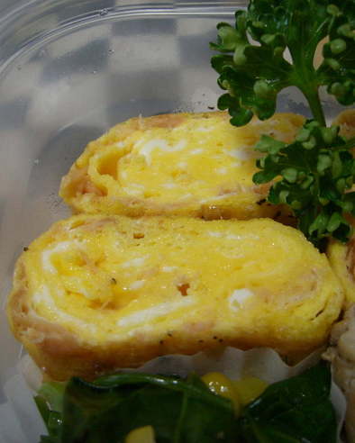 サケフレークと粉チーズの玉子焼きの写真