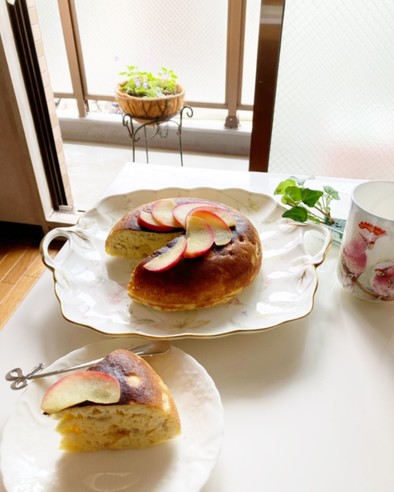 バナナとりんごのHM炊飯器ケーキの写真