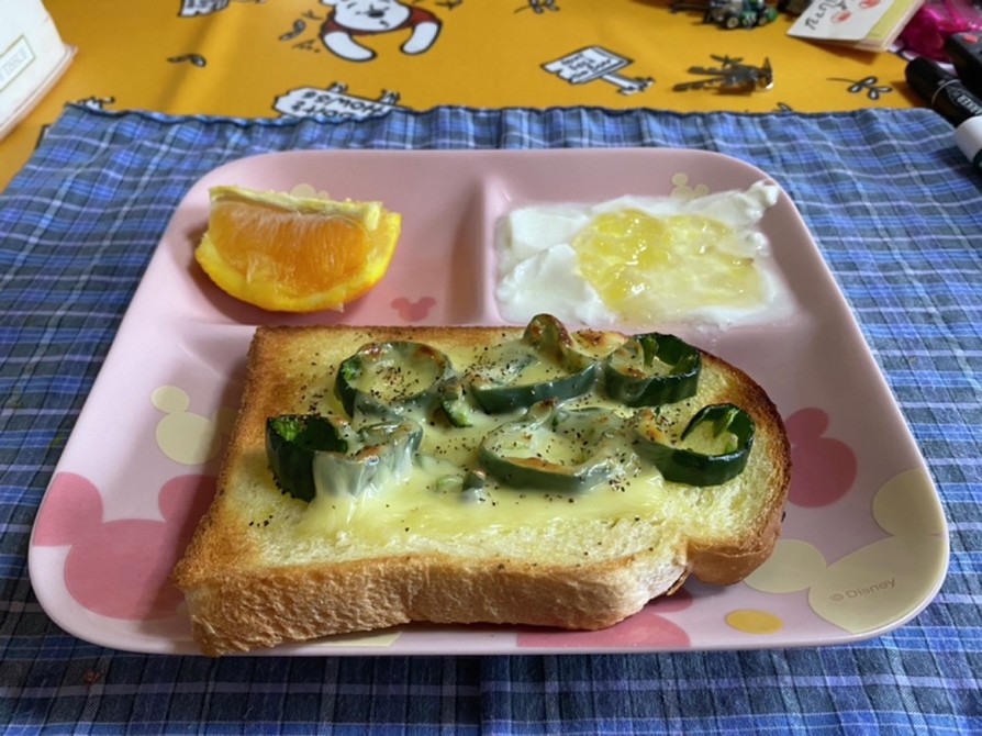 フラットブレッドの朝食ピザのレシピ