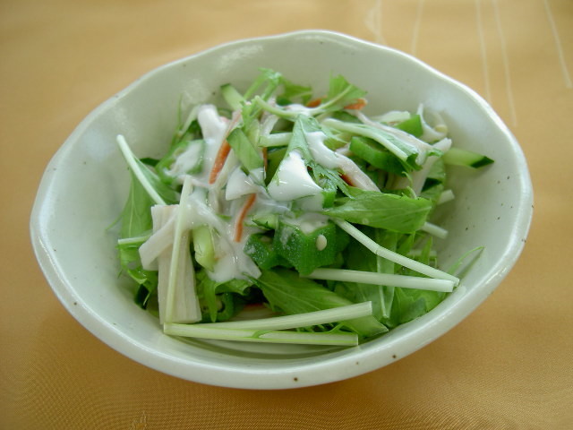 おくらと水菜のねばしゃきサラダ（透析食）の画像