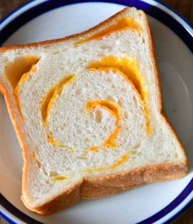 マーブルチーズの渦巻き食パンの画像