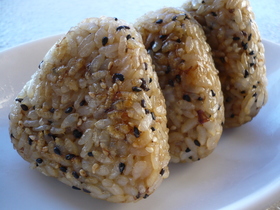 娘の好きなゴマゴマたっぷり焼きおにぎり♪