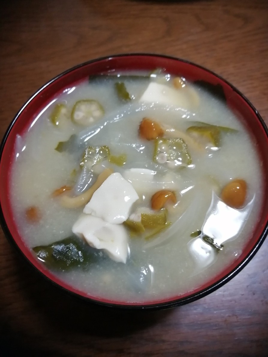 オクラ豆腐なめこ玉ねぎわかめの味噌汁の画像
