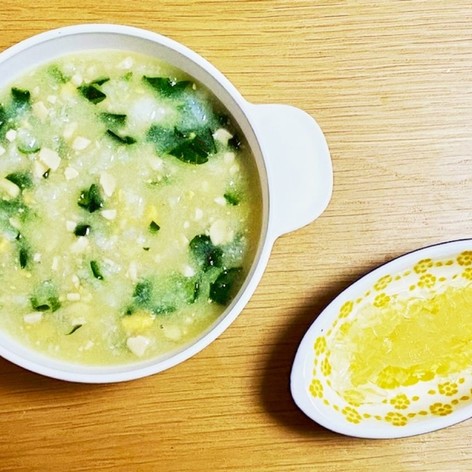 離乳食中期　小松菜と納豆、卵黄のお粥